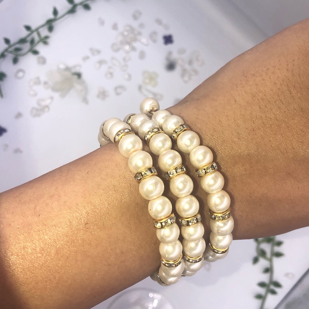 Wrap around pearl bracelet with gold design - Picture 4 of 5